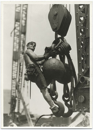 Illustration for article titled NSFW: Building the Empire State Building